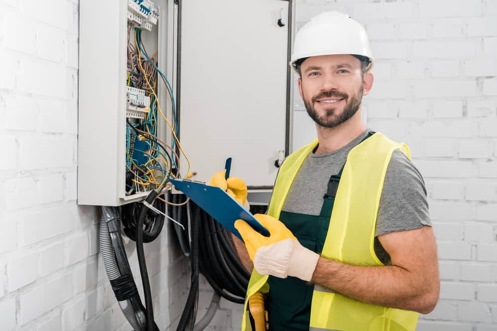 Electricista realizando mantenimiento eléctrico